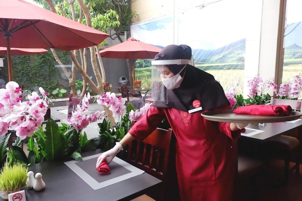 Grand Zuri Dumai Hotel Exterior photo